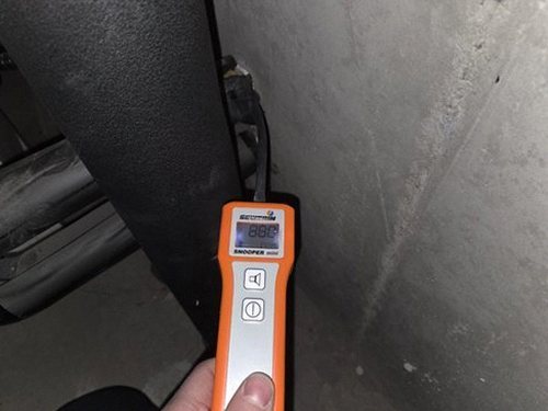 누수탐지 벽체와 배관 주변의 수분 상태를 점검하는 과정