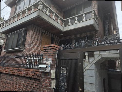 누수탐지 화장실 바닥과 벽면의 물기 및 변색을 확인하는 점검 장면