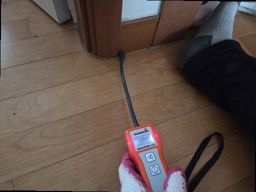 누수탐지 누수 의심 구간을 확인한 뒤 보수 상태를 점검하는 모습