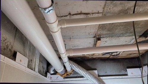 일산서구 누수탐지 바닥 습기와 보일러 압력 변화를 확인하는 현장 모습