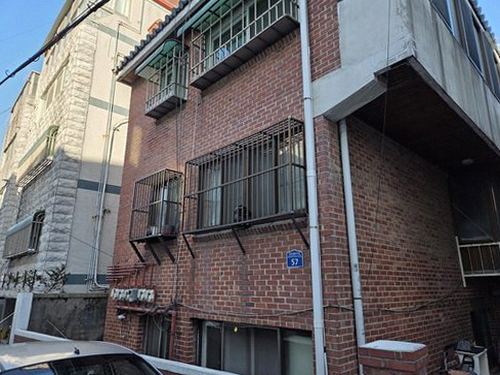 누수탐지 난방 배관의 압력과 의심 구간을 단계적으로 확인하는 모습