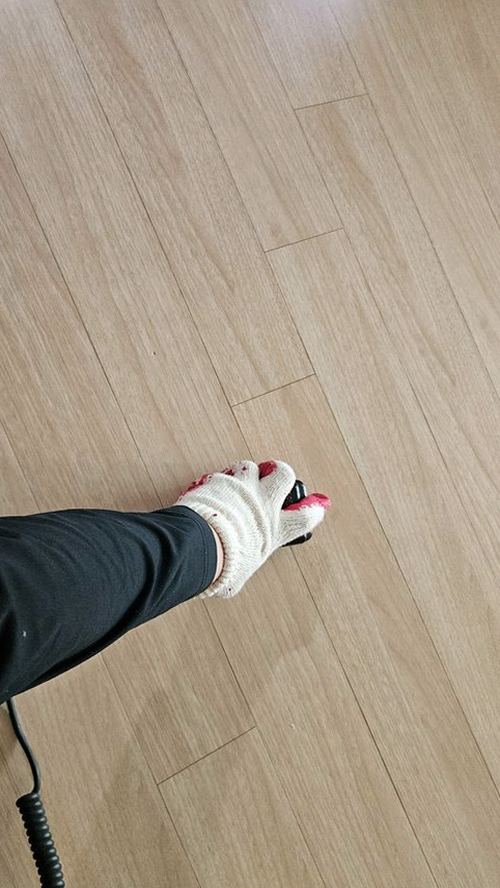 누수탐지 벽과 바닥의 변색 범위 및 습기 흔적을 확인하는 모습