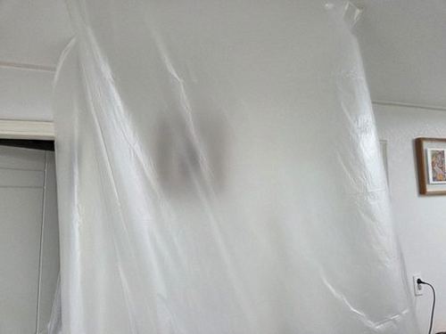 누수탐지 안방 천장 얼룩과 물방울의 위치를 비교하는 점검 장면