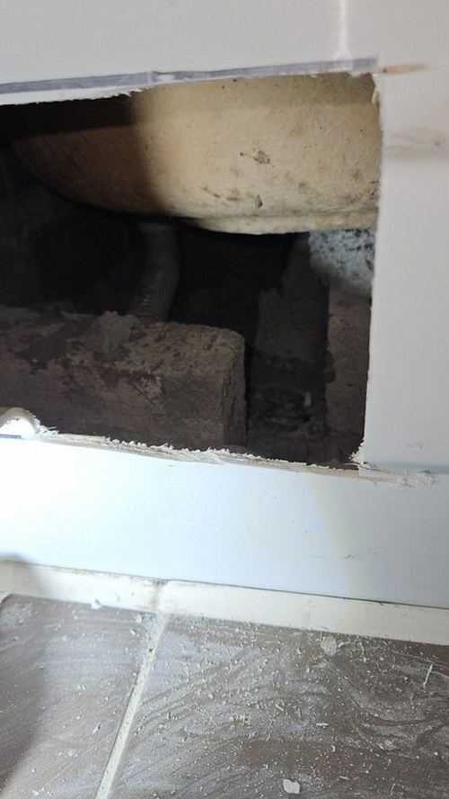 누수탐지 벽과 바닥의 물자국 및 마감재 변화를 살펴보는 점검 장면