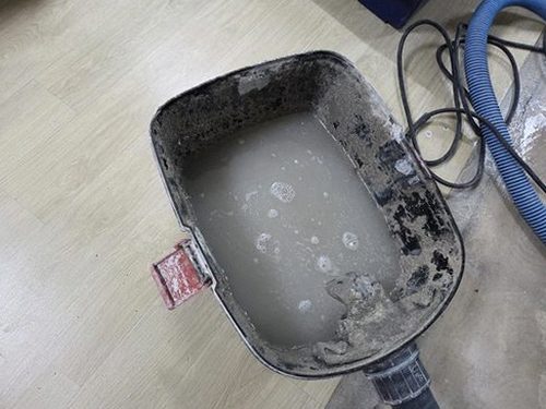 누수탐지 벽 얼룩과 배관 연결부를 확인하는 점검 장면