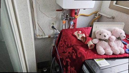 누수탐지 난방 배관 주변과 분배기 연결부를 점검하는 모습