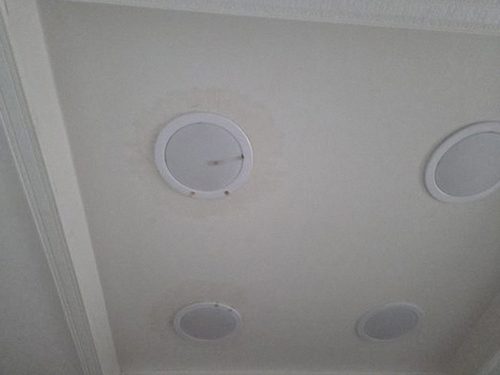 누수탐지 아래층 천장 얼룩 부위를 살펴보는 현장 점검 장면