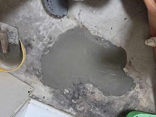 누수탐지 천장 얼룩 부위의 점검 장면