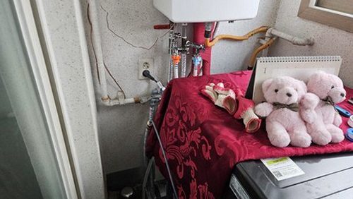 누수탐지 벽과 바닥의 물자국 및 계량기 상태를 확인하는 점검 장면