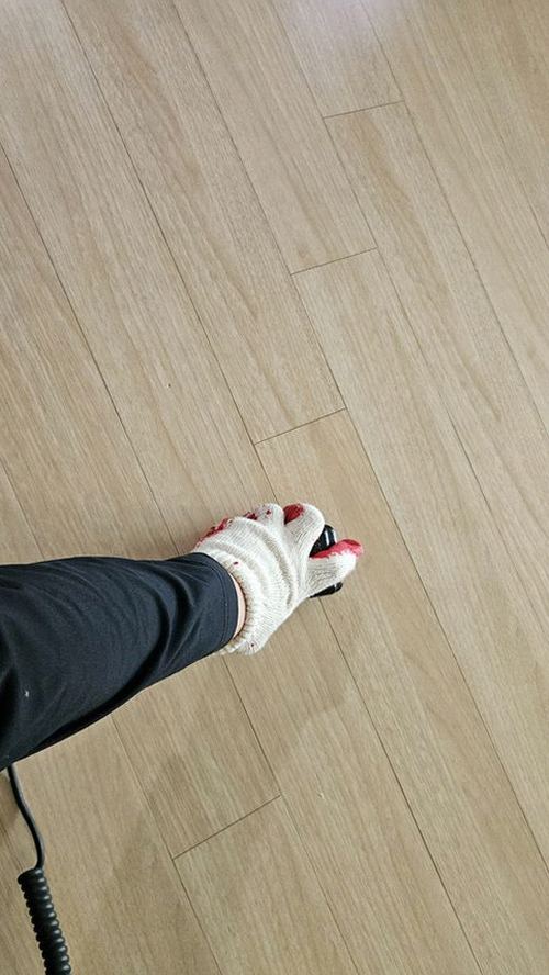 누수탐지 배관 연결부를 점검하는 장면