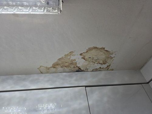 누수탐지 누수 조치 뒤 벽지 주변의 건조 상태와 얼룩 변화를 확인하는 모습