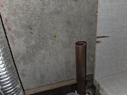 누수탐지 벽면 얼룩과 천장 모서리 누수 흔적을 살피는 점검 장면