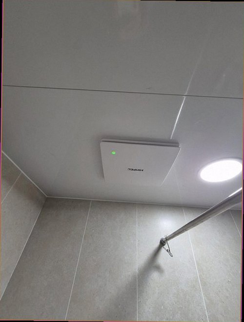 노원구 누수탐지 계량기와 화장실 주변 습기 상태를 확인하는 모습