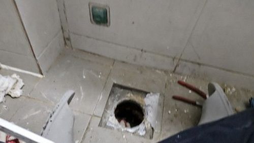 누수탐지 욕실 하부 배관 이음부를 점검하는 현장 모습