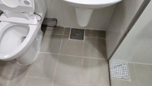 누수탐지 열화상 카메라로 바닥 온도 차이를 확인하는 장면