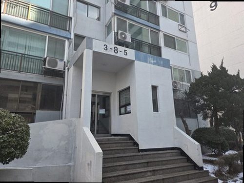 누수탐지 벽지 얼룩의 위치와 모양을 기록하는 점검 장면