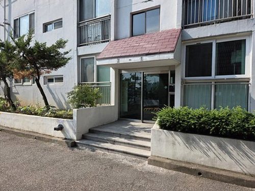 누수탐지 천장과 벽면에 나타난 누수 흔적을 확인하는 모습