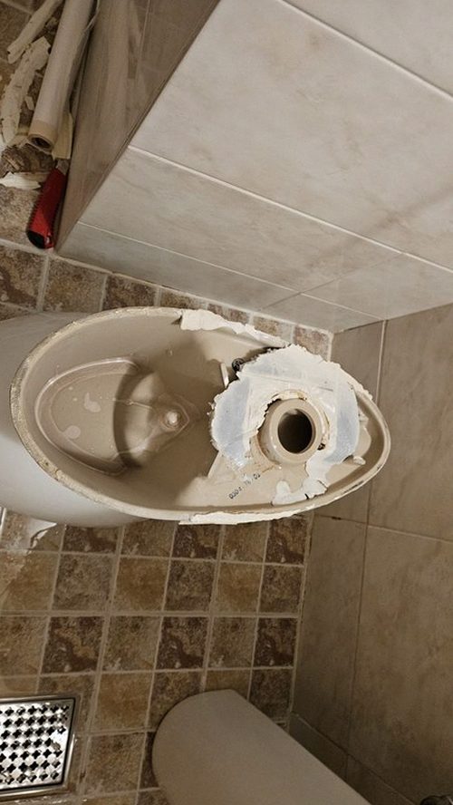 누수탐지 보수 후 욕실 바닥과 벽면이 건조된 모습