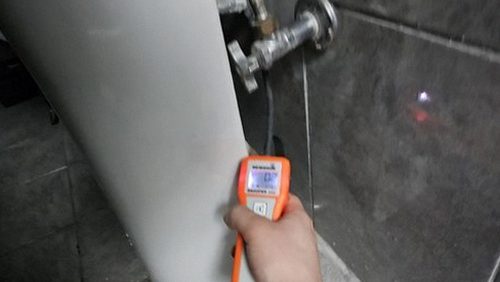 누수탐지 배관 주변의 수분 상태를 확인하는 점검 과정