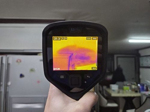 누수탐지 천장에 번진 갈색 얼룩이 보이는 아파트 거실 천장 사진