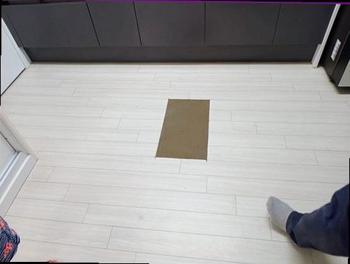 종로구 누수탐지 천장과 벽면의 누수 흔적을 확인하는 모습