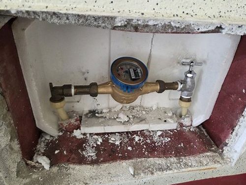 누수탐지 벽면 얼룩과 배관 주변 젖음 흔적을 살펴보는 점검 장면