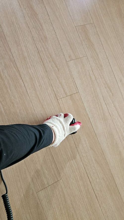 누수탐지 싱크대 하부 수납장과 벽지 얼룩을 살펴보는 점검 장면
