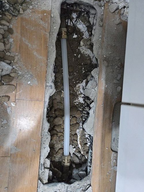 누수탐지 배관 경로를 확인하기 위해 장비를 점검하는 작업자