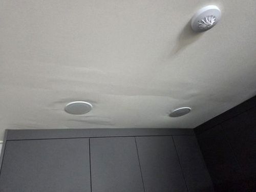 누수탐지 배관 연결부와 천장 내부를 확인하는 점검 과정