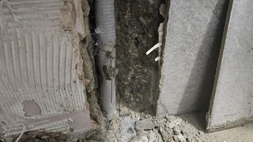 누수탐지 실내 누수 흔적과 주변 상태를 확인하는 단계