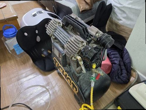 누수탐지 빌라 천장에 나타난 갈색 얼룩의 클로즈업 사진