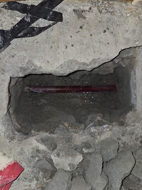 누수탐지 벽면 얼룩과 배관 점검 장면