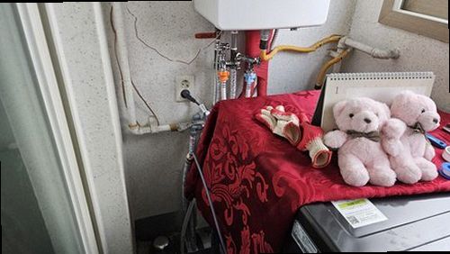 누수탐지 보일러 하단과 배관 연결부의 물기 및 흔적을 살펴보는 점검 장면