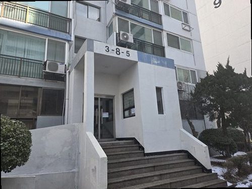 누수탐지 보수한 베란다 연결부와 배수 상태를 확인하는 장면