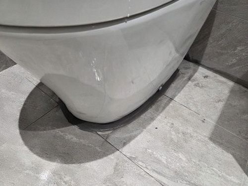 누수탐지 벽체 내부 배관 점검 구간을 확인하는 현장 장면