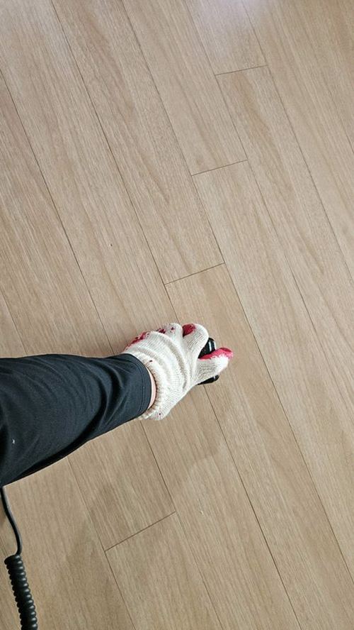 누수탐지 베란다 창틀과 외벽 접합부의 물자국을 확인하는 모습