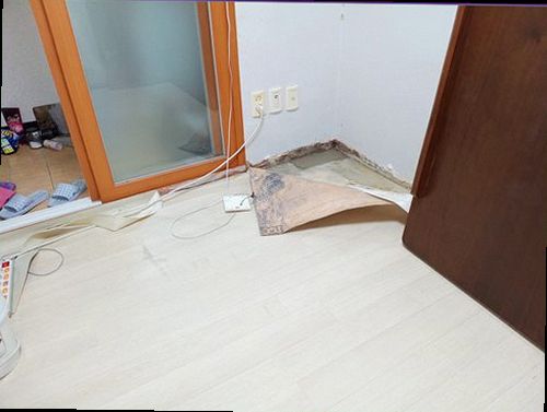 광주 누수탐지 누수 흔적이 나타난 벽면과 바닥 주변을 확인하는 현장 모습
