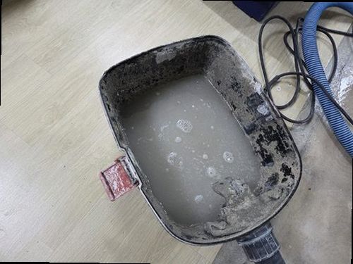 누수탐지 벽면의 누수 흔적과 배관 주변을 확인하는 점검 과정