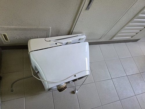누수탐지 배관 점검 장비로 벽체 내부 흐름을 확인하는 장면