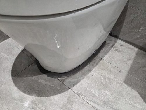 누수탐지 욕실 바닥 타일 주변에 물기가 번진 모습