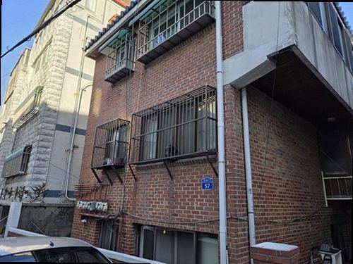누수탐지 계량기 움직임과 벽면 습기 흔적을 확인하는 점검 장면