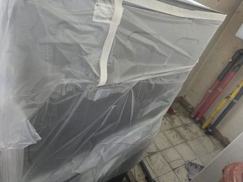 누수탐지 배관 점검 장비를 이용한 벽면 누수 확인 장면