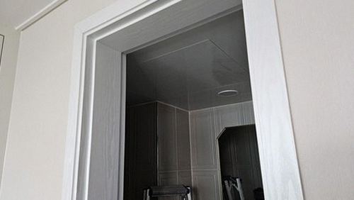 누수탐지 보일러실 배관과 분배기 주변을 점검하는 모습