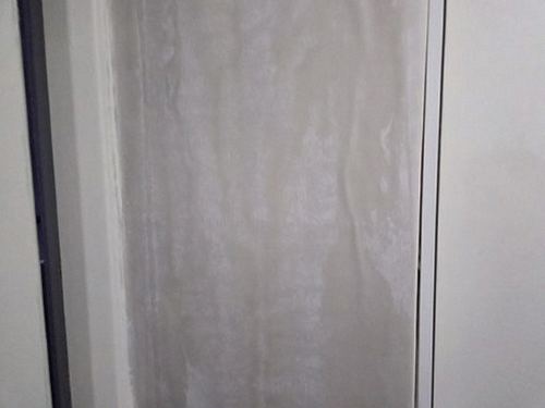 누수탐지 천장 점검구에서 배관 상태를 확인하는 모습