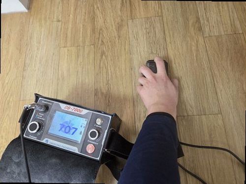 누수탐지 천장 모서리에 번진 갈색 얼룩 사진