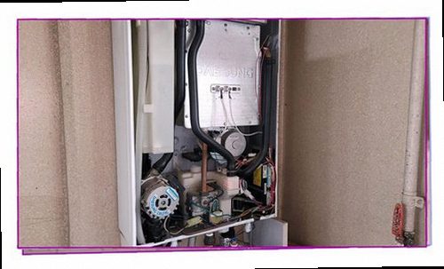 안성 누수탐지 싱크대 하부장과 벽면의 누수 흔적을 확인하는 현장 모습