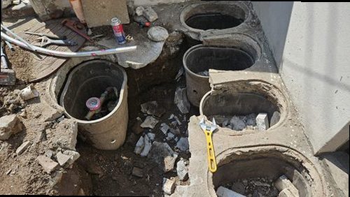 누수탐지 천장에 나타난 물자국과 주변 마감 상태를 확인하는 모습