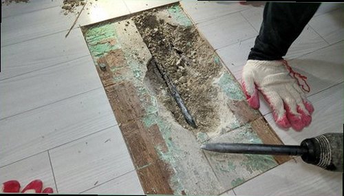 파주 누수탐지 벽면과 바닥의 습기 및 누수 흔적을 확인하는 모습