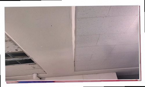 남양주 누수탐지 천장과 벽면의 누수 흔적을 확인하는 모습