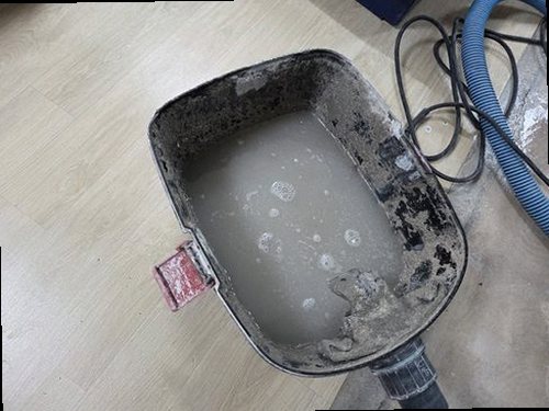 누수탐지 베란다 천장 얼룩을 점검하는 모습